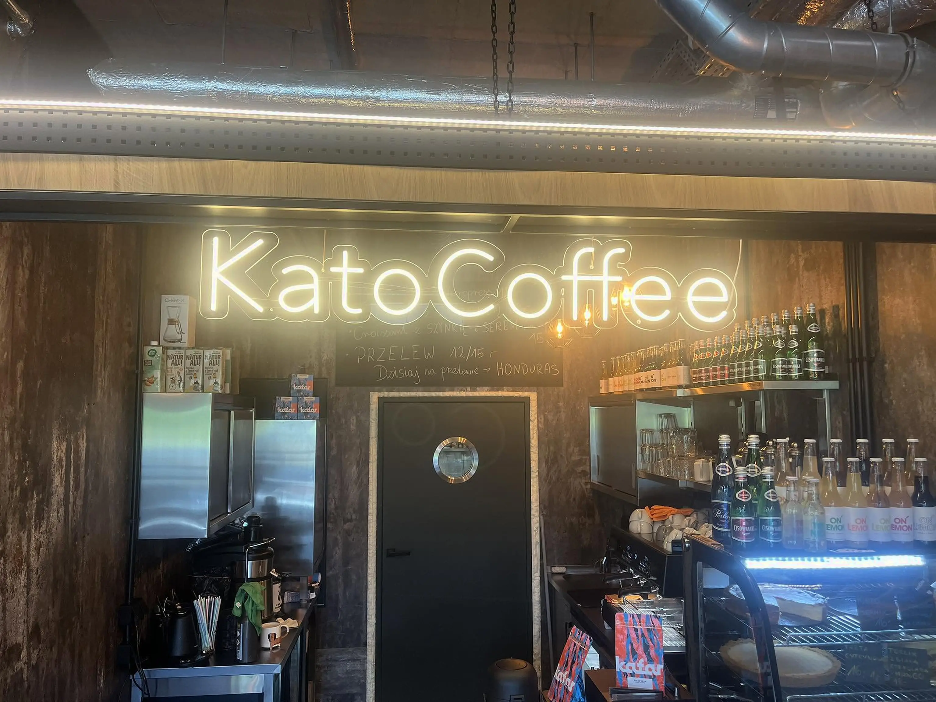 Bar KatoCoffee z oryginalnym neonem i ofertą napojów